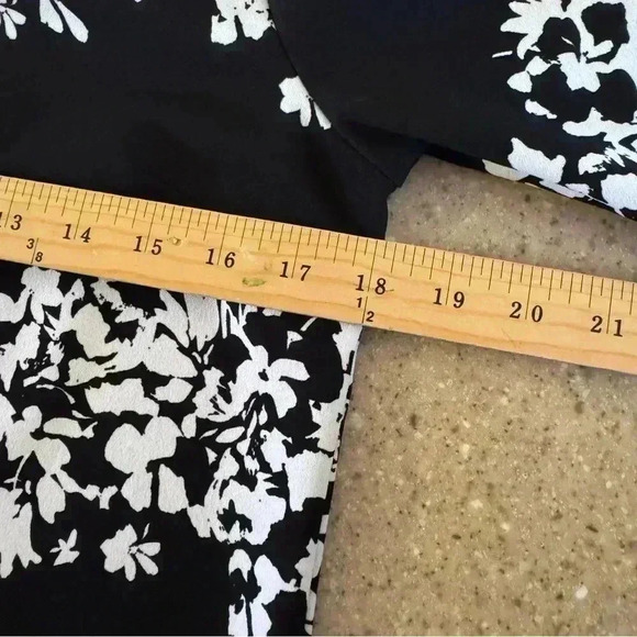 BANANA REPUBLIC Black White Floral Pattern Shift Dress Short Sleeve Size 4 - Picture 6 of 6